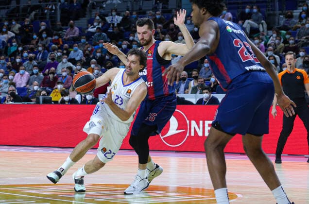 14th January 2021; Wizink Center; Madrid, Spain; Turkish Airlines Euroleague Basketball , Real Madrid versus Bitci Baskonia; Sergio Llull (Real Madrid) brings the ball foward against Alec Peters (Baskonia) Madrid Madrid Spain Basketball Copyright: xAlbaxPachecox xAgenciaxLOFx