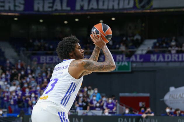 14th January 2021; Wizink Center; Madrid, Spain; Turkish Airlines Euroleague Basketball , Real Madrid versus Bitci Baskonia; Trey Thompkins (Real Madrid) throw three points Madrid Madrid Spain Basketball Copyright: xAlbaxPachecox xAgenciaxLOFx