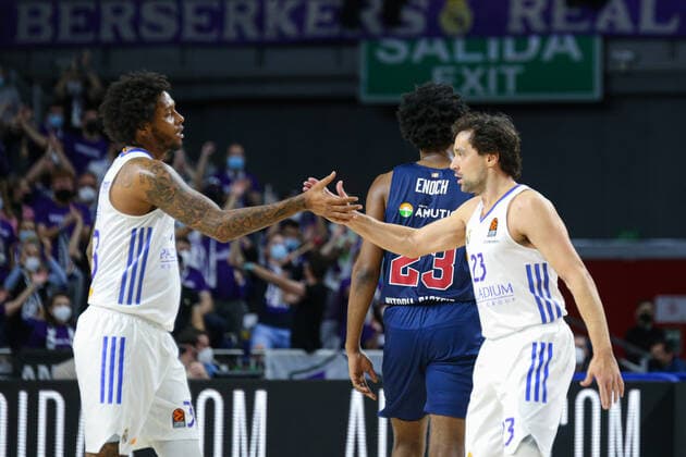 14th January 2021; Wizink Center; Madrid, Spain; Turkish Airlines Euroleague Basketball , Real Madrid versus Bitci Baskonia; Trey Thompkins and Sergio Llull (Real Madrid) shaking hands Madrid Madrid Spain Basketball Copyright: xAlbaxPachecox xAgenciaxLOFx