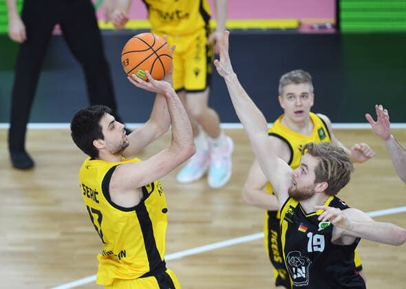 Basketball 2. Bundesliga 2020 2021 17. Spieltag in der Paul Horn Arena Tigers Tuebingen - VfL Kirchheim Knight 14.01.2021 Mateo Seric (li, Tigers) gegen Till Pape (re, Kirchheim)