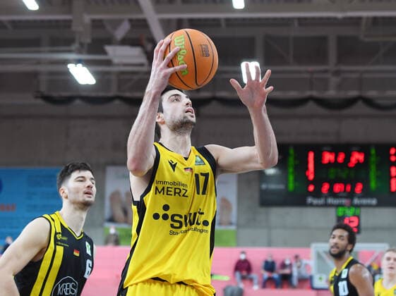 Basketball 2. Bundesliga 2020 2021 17. Spieltag in der Paul Horn Arena Tigers Tuebingen - VfL Kirchheim Knight 14.01.2021 Mateo Seric (re, Tigers) gegen Luka Kamber (li, Kirchheim)