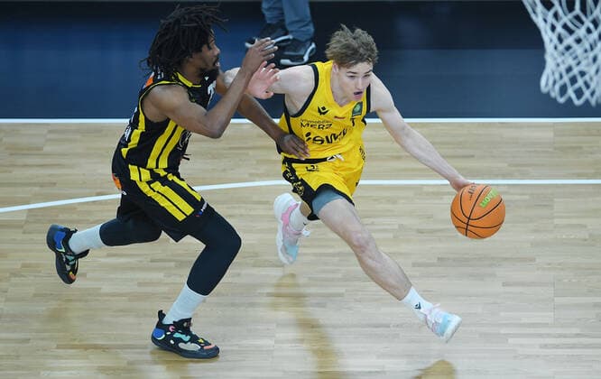Basketball 2. Bundesliga 2020 2021 17. Spieltag in der Paul Horn Arena Tigers Tuebingen - VfL Kirchheim Knight 14.01.2021 Timo Lanmueller (re, Tigers) gegen Rohndell Goodwin (li, Kirchheim)