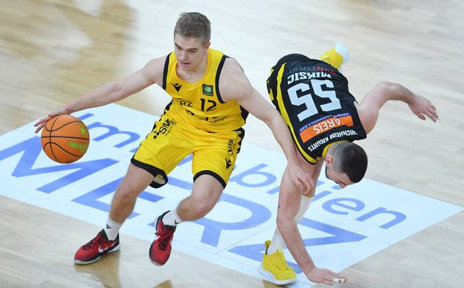 Basketball 2. Bundesliga 2020 2021 17. Spieltag in der Paul Horn Arena Tigers Tuebingen - VfL Kirchheim Knight 14.01.2021 Aatu Kivimaeki (li, Tigers) gegen Karlo Miksic (re, Kirchheim)