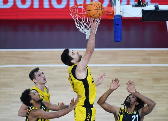 Basketball 2. Bundesliga 2020 2021 17. Spieltag in der Paul Horn Arena Tigers Tuebingen - VfL Kirchheim Knight 14.01.2021 Mateo Seric (Mitte, Tigers) gegen Elijah Stickland (li, Kirchheim) und Rohndell Goodwin (re, Kirchheim)