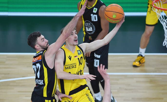 Basketball 2. Bundesliga 2020 2021 17. Spieltag in der Paul Horn Arena Tigers Tuebingen - VfL Kirchheim Knight 14.01.2021 Gianni Otto (re, Tigers) gegen Besnik Bekteshi (li, Kirchheim)