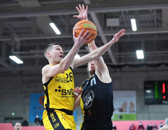 Basketball 2. Bundesliga 2020 2021 17. Spieltag in der Paul Horn Arena Tigers Tuebingen - VfL Kirchheim Knight 14.01.2021 Till Joenke (li, Tigers) gegen Tim Koch (re, Kirchheim)