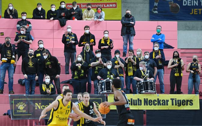 Basketball 2. Bundesliga 2020 2021 17. Spieltag in der Paul Horn Arena Tigers Tuebingen - VfL Kirchheim Knight 14.01.2021 Tigers Fans beobachten das Spiel