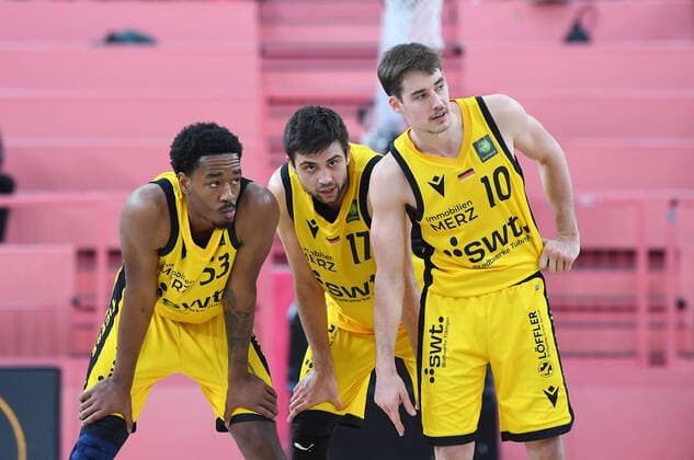Sport Bilder des Tages Basketball 2. Bundesliga 2020 2021 17. Spieltag in der Paul Horn Arena Tigers Tuebingen - VfL Kirchheim Knight 14.01.2021 Isaiah Crawley, Mateo Seric und Gianni Otto (v.li, alleTigers)