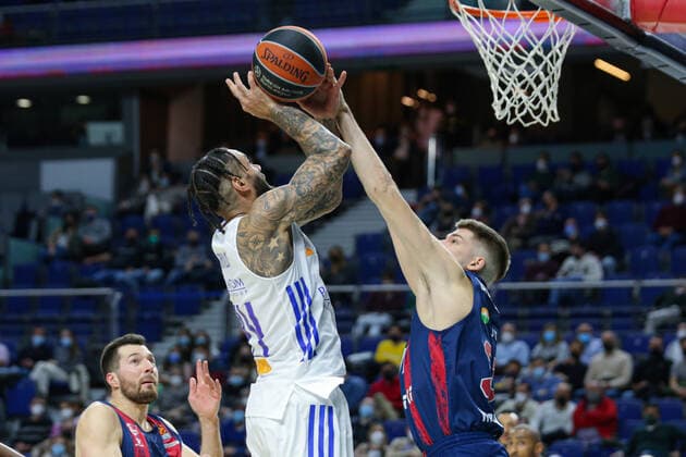 14th January 2021; Wizink Center; Madrid, Spain; Turkish Airlines Euroleague Basketball , Real Madrid versus Bitci Baskonia; Rokas Giedraitis (Baskonia) trying to stop and plug to Jeff Taylor (Real Madrid) Madrid Madrid Spain Basketball Copyright: xAlbaxPachecox xAgenciaxLOFx