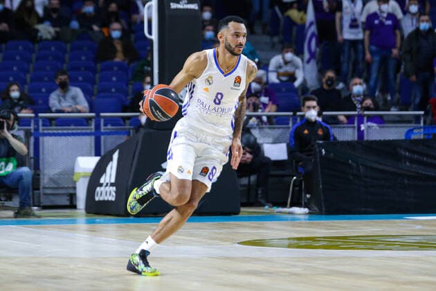 14th January 2021; Wizink Center; Madrid, Spain; Turkish Airlines Euroleague Basketball , Real Madrid versus Bitci Baskonia; Adam Hanga (Real Madrid) brings the ball foward Madrid Madrid Spain Basketball Copyright: xAlbaxPachecox xAgenciaxLOFx