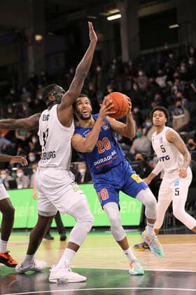 am Ball Jamel Morris MBC gegen Eddie EDIGIN ( Towers ) Basketball Herren Bundesliga am Fr. 14.01.2022 Hamburg Towers - Syntainics MBC