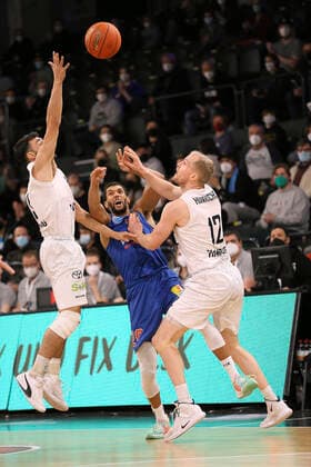 mitte Jamel Morris MBC gegen Seth Hinrichs ( Towers ) und links ... Max DiLeo Basketball Herren Bundesliga am Fr. 14.01.2022 Hamburg Towers - Syntainics MBC