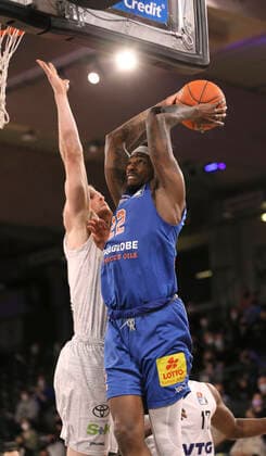am Ball Chris Coffey MBC gegen Seth Hinrichs ( Towers ) Basketball Herren Bundesliga am Fr. 14.01.2022 Hamburg Towers - Syntainics MBC