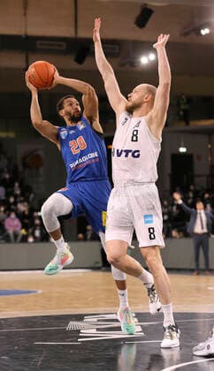 am Ball Jamel Morris MBC gegen Robin CHRISTEN ( Towers ) Basketball Herren Bundesliga am Fr. 14.01.2022 Hamburg Towers - Syntainics MBC