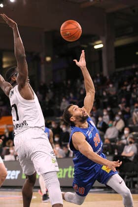 Sport Bilder des Tages am Ball Jamel Morris MBC gegen Eddie EDIGIN ( Towers ) Basketball Herren Bundesliga am Fr. 14.01.2022 Hamburg Towers - Syntainics MBC