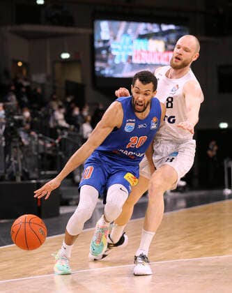 am Ball Jamel Morris MBC gegen Seth Hinrichs ( Towers ) Basketball Herren Bundesliga am Fr. 14.01.2022 Hamburg Towers - Syntainics MBC