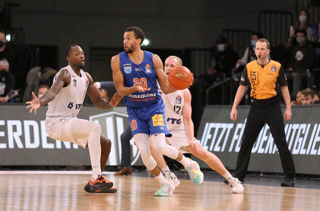 am Ball Jamel Morris MBC gegen Zach BROWN ( Towers , links ) Basketball Herren Bundesliga am Fr. 14.01.2022 Hamburg Towers - Syntainics MBC 84 - 76