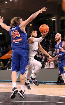 am Ball Kahlil Dukes ( Towers ) gegen John Bryant MBC Basketball Herren Bundesliga am Fr. 14.01.2022 Hamburg Towers - Syntainics MBC 84 - 76