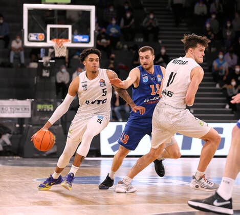 am Ball Caleb Homesley ( Towers ) gegen Radii CAISIN MBC Basketball Herren Bundesliga am Fr. 14.01.2022 Hamburg Towers - Syntainics MBC 84 - 76
