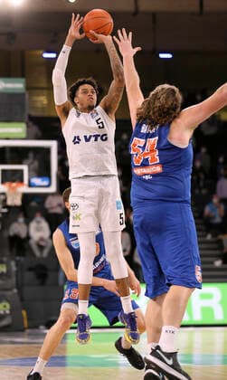 am Ball Caleb Homesley ( Towers ) gegen John Bryant MBC Basketball Herren Bundesliga am Fr. 14.01.2022 Hamburg Towers - Syntainics MBC 84 - 76