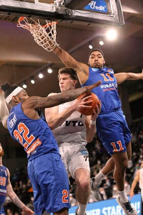 Sergio Kerusch MBC ( Towers ) gegen Chris Coffey und rechts ... Kostja Mushidi MBC Basketball Herren Bundesliga am Fr. 14.01.2022 Hamburg Towers - Syntainics MBC 84 - 76