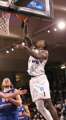 Zach BROWN ( Towers ) wirft gegen John Bryant MBC Basketball Herren Bundesliga am Fr. 14.01.2022 Hamburg Towers - Syntainics MBC 84 - 76