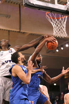 Zach BROWN ( Towers ) gegen Jamel Morris und Kostja Mushidi MBC Basketball Herren Bundesliga am Fr. 14.01.2022 Hamburg Towers - Syntainics MBC 84 - 76