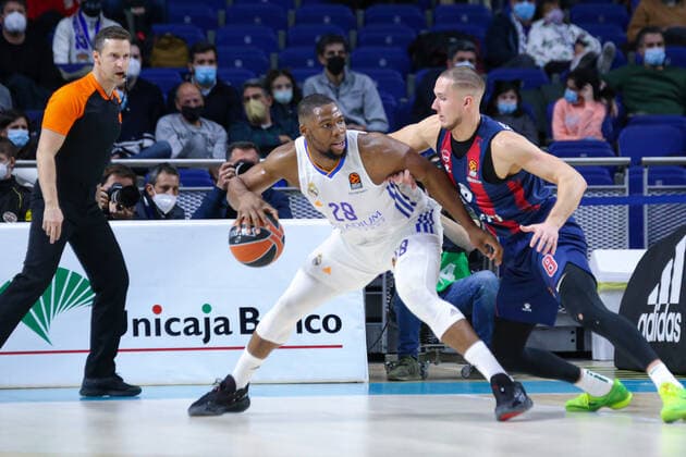 14th January 2022; Wizink Center; Madrid, Spain; Turkish Airlines Euroleague Basketball , Real Madrid versus Bitci Baskonia; Guerschon Yabusele (Real Madrid Baloncesto) breaks away from the defense of Tadas Sedekerskis (Baskonia) Madrid Madrid Spain Basketball Copyright: xAlbaxPachecox xAgenciaxLOFx