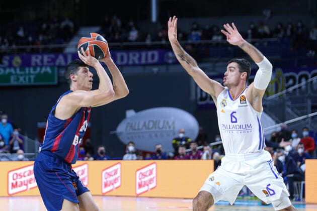 14th January 2022; Wizink Center; Madrid, Spain; Turkish Airlines Euroleague Basketball , Real Madrid versus Bitci Baskonia; Simone Fontecchio (Baskonia) takes with a jump shot in the face of Alberto Abalde (Real Madrid) Madrid Madrid Spain Basketball Copyright: xAlbaxPachecox xAgenciaxLOFx