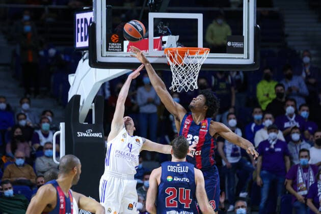 14th January 2022; Wizink Center; Madrid, Spain; Turkish Airlines Euroleague Basketball , Real Madrid versus Bitci Baskonia; Steven Enoch (Baskonia) stoppering to Thomas Heurtel (Real Madrid Baloncesto) Madrid Madrid Spain Basketball Copyright: xAlbaxPachecox xAgenciaxLOFx