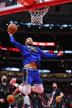 Sport Bilder des Tages CHICAGO, IL - JANUARY 14: Golden State Warriors Guard Stephen Curry (30) drives to the basket for a slam dunk before a NBA, Basketball Herren, USA game between the Golden State Warriors and the Chicago Bulls on January 14, 2022 at the United Center in Chicago, IL. (Photo by Melissa Tamez Icon Sportswire) NBA: JAN 14 Warriors at Bulls Icon22011409