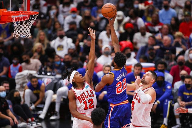 CHICAGO, IL - JANUARY 14: Golden State Warriors Forward Andrew Wiggins (22) shoots the ball over Chicago Bulls Guard Ayo Dosunmu (12) during a NBA, Basketball Herren, USA game between the Golden State Warriors and the Chicago Bulls on January 14, 2022 at the United Center in Chicago, IL. (Photo by Melissa Tamez Icon Sportswire) NBA: JAN 14 Warriors at Bulls Icon22011419