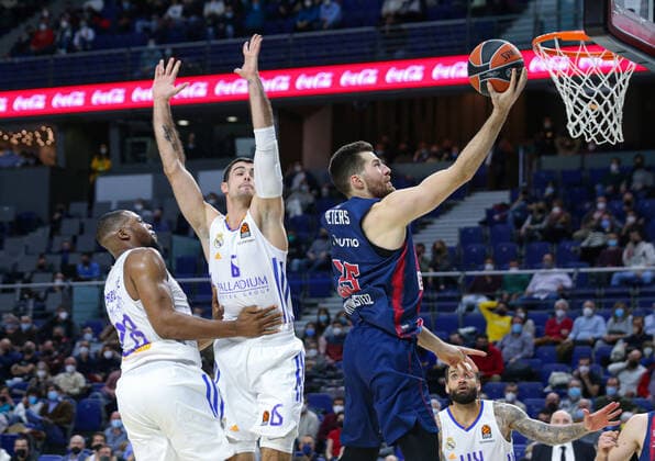 14th January 2022; Wizink Center; Madrid, Spain; Turkish Airlines Euroleague Basketball , Real Madrid versus Bitci Baskonia; Alec Peters (Baskonia) drives to the basket despite the defense of Alberto Abalde and Guerschon Yabusele (Real Madrid Baloncesto)  ActionPlus12356170 AgenciaLOF