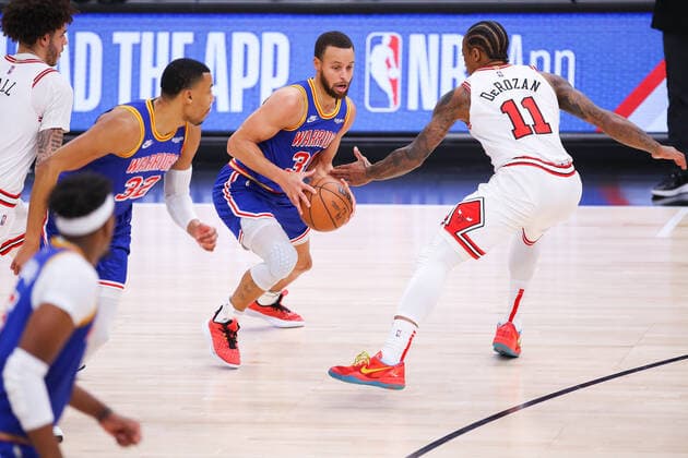 CHICAGO, IL - JANUARY 14: Golden State Warriors Guard Stephen Curry (30) in action being defended by Chicago Bulls Forward DeMar DeRozan (11) during a NBA, Basketball Herren, USA game between the Golden State Warriors and the Chicago Bulls on January 14, 2022 at the United Center in Chicago, IL. (Photo by Melissa Tamez Icon Sportswire) NBA: JAN 14 Warriors at Bulls Icon22011434
