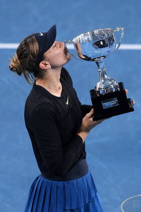 SYDNEY TENNIS CLASSIC, Paula Badosa of Spain kisses the trophy after winning the Women?s Final against Barbora Krejcikova of the Czech Republic on Day 6 of the Sydney Tennis Classic at Sydney Olympic Park in Sydney, Saturday, January 15, 2022. ( NO ARCHIVING, EDITORIAL USE ONLY, NO USE IN BOOKS WITHOUT CONSENT SYDNEY NSW AUSTRALIA  Copyright: xDANxHIMBRECHTSx 20220115001613562560