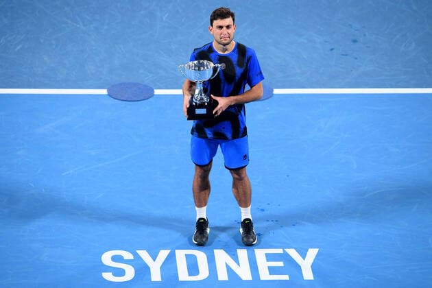 SYDNEY TENNIS CLASSIC, Aslan Karatsev of Russia poses for photographs after winning the Men?s Final against Andy Murray of Great Britain on Day 6 of the Sydney Tennis Classic at Sydney Olympic Park in Sydney, Saturday, January 15, 2022. ( NO ARCHIVING, EDITORIAL USE ONLY, NO USE IN BOOKS WITHOUT CONSENT SYDNEY NSW AUSTRALIA  Copyright: xDANxHIMBRECHTSx 20220115001613576565