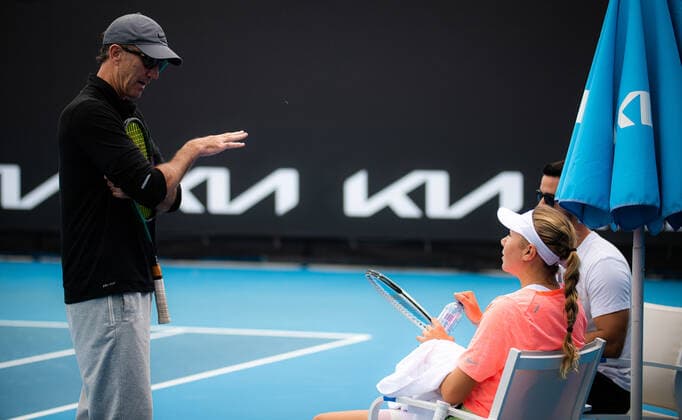 January 15, 2022, MELBOURNE, AUSTRALIA: Darren Cahill works with Amanda Anisimova during practice ahead of the 2022 Australian Open Grand Slam tennis tournament MELBOURNE AUSTRALIA - ZUMAa181 20220115_zaa_a181_030 Copyright: xRobxPrangex