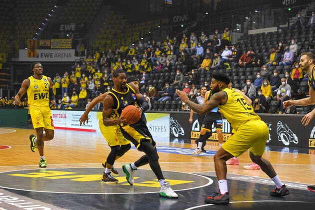 GER, Basketball,easy Credit-BBL, EWE Baskets Oldenburg vs MHP RIESEN Ludwigsburg 15.01.2022, EWE Arena, Oldenburg, GER, easy Credit-BBL, EWE Baskets Oldenburg vs MHP RIESEN Ludwigsburg , im Bild Yorman Polas BARTOLO ( MHP Riesen Ludwigsburg 13 ) Cameron CLARK ( EWE Baskets Oldenburg 15 ) Phil PRESSEY ( EWE Baskets Oldenburg 11 )