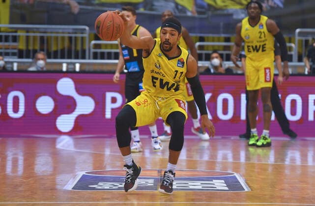GER, Basketball,easy Credit-BBL, EWE Baskets Oldenburg vs MHP RIESEN Ludwigsburg 15.01.2022, EWE Arena, Oldenburg, GER, easy Credit-BBL, EWE Baskets Oldenburg vs MHP RIESEN Ludwigsburg , im Bild auf der Linie Phil PRESSEY ( EWE Baskets Oldenburg 11 )