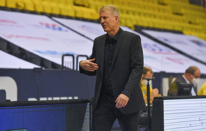 GER, Basketball,easy Credit-BBL, EWE Baskets Oldenburg vs MHP RIESEN Ludwigsburg 15.01.2022, EWE Arena, Oldenburg, GER, easy Credit-BBL, EWE Baskets Oldenburg vs MHP RIESEN Ludwigsburg , im Bild nicht zufrieden mit dr Leistung John PATRICK ( MHP Riesen Ludwigsburg Headcoach Trainer )