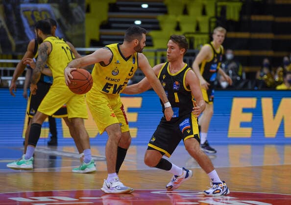 GER, Basketball,easy Credit-BBL, EWE Baskets Oldenburg vs MHP RIESEN Ludwigsburg 15.01.2022, EWE Arena, Oldenburg, GER, easy Credit-BBL, EWE Baskets Oldenburg vs MHP RIESEN Ludwigsburg , im Bild Matt FARRELL ( EWE Baskets Oldenburg 5 ) vs Jordan HULLS ( MHP Riesen Ludwigsburg 1 )