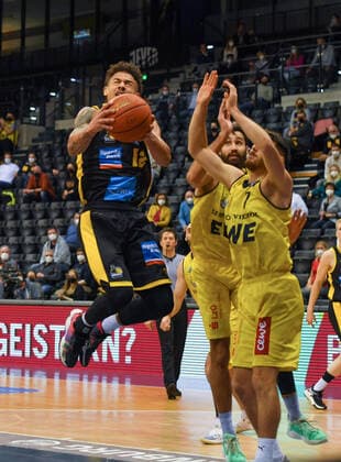 GER, Basketball,easy Credit-BBL, EWE Baskets Oldenburg vs MHP RIESEN Ludwigsburg 15.01.2022, EWE Arena, Oldenburg, GER, easy Credit-BBL, EWE Baskets Oldenburg vs MHP RIESEN Ludwigsburg , im Bild Jonah RADEBAUGH ( MHP Riesen Ludwigsburg 12 ) Sebastian HERRERA ( EWE Baskets Oldenburg 7 ) Martin BREUNING ( EWE Baskets Oldenburg 12 )