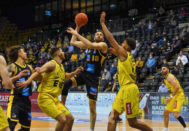 GER, Basketball,easy Credit-BBL, EWE Baskets Oldenburg vs MHP RIESEN Ludwigsburg 15.01.2022, EWE Arena, Oldenburg, GER, easy Credit-BBL, EWE Baskets Oldenburg vs MHP RIESEN Ludwigsburg , im Bild Jonas WOHLFARTH-BOTTERMANN ( MHP Riesen Ludwigsburg 18 ) Sebastian HERRERA ( EWE Baskets Oldenburg 7 ) Norris AGBAKOKO ( EWE Baskets Oldenburg 17 )