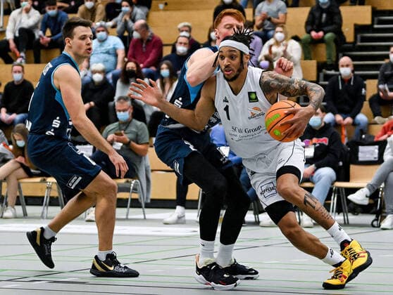 Sport Themen der Woche KW02 15.01.2022, xpsx, Basketball 2.Bundesliga Pro B, White Wings Hanau - Dresden Titans v.l. Julias Yannic Alexander Stahl (Dresden), Dewrell Tisdale jr. (Hanau) Hanau Hessen Deutschland (DEU)