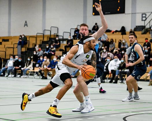 15.01.2022, xpsx, Basketball 2.Bundesliga Pro B, White Wings Hanau - Dresden Titans v.l. Dewrell Tisdale jr. (Hanau), Arne Wendler (Dresden) Hanau Hessen Deutschland (DEU)