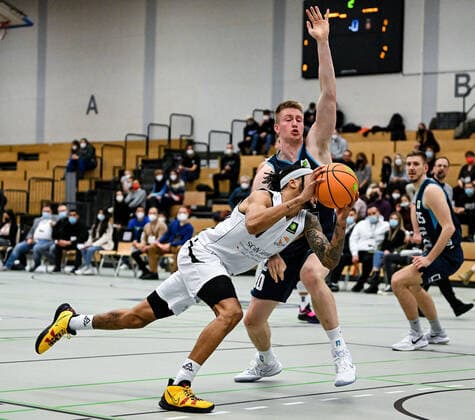 15.01.2022, xpsx, Basketball 2.Bundesliga Pro B, White Wings Hanau - Dresden Titans v.l. Dewrell Tisdale jr. (Hanau), Arne Wendler (Dresden) Hanau Hessen Deutschland (DEU)
