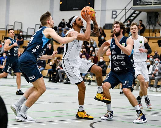 15.01.2022, xpsx, Basketball 2.Bundesliga Pro B, White Wings Hanau - Dresden Titans v.l. Sebastian Heck (Dresden), Dewrell Tisdale jr. (Hanau), Tanner Nicholas Graham (Dresden) Hanau Hessen Deutschland (DEU)