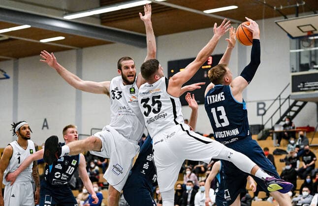 15.01.2022, xpsx, Basketball 2.Bundesliga Pro B, White Wings Hanau - Dresden Titans v.l. Daniel Loh (Hanau), Matthias Fichtner (Hanau), Georg Wilhelm Voigtmann (Dresden) Hanau Hessen Deutschland (DEU)