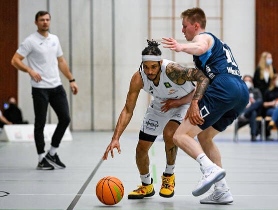 15.01.2022, xpsx, Basketball 2.Bundesliga Pro B, White Wings Hanau - Dresden Titans v.l. Dewrell Tisdale jr (Hanau), Arne Wendler (Dresden) Hanau Hessen Deutschland (DEU)