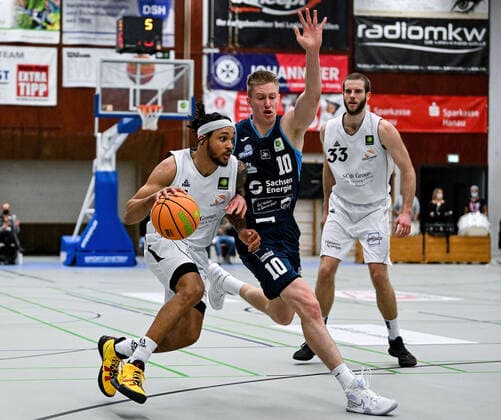 15.01.2022, xpsx, Basketball 2.Bundesliga Pro B, White Wings Hanau - Dresden Titans v.l. Dewrell Tisdale jr (Hanau), Arne Wendler (Dresden) Hanau Hessen Deutschland (DEU)